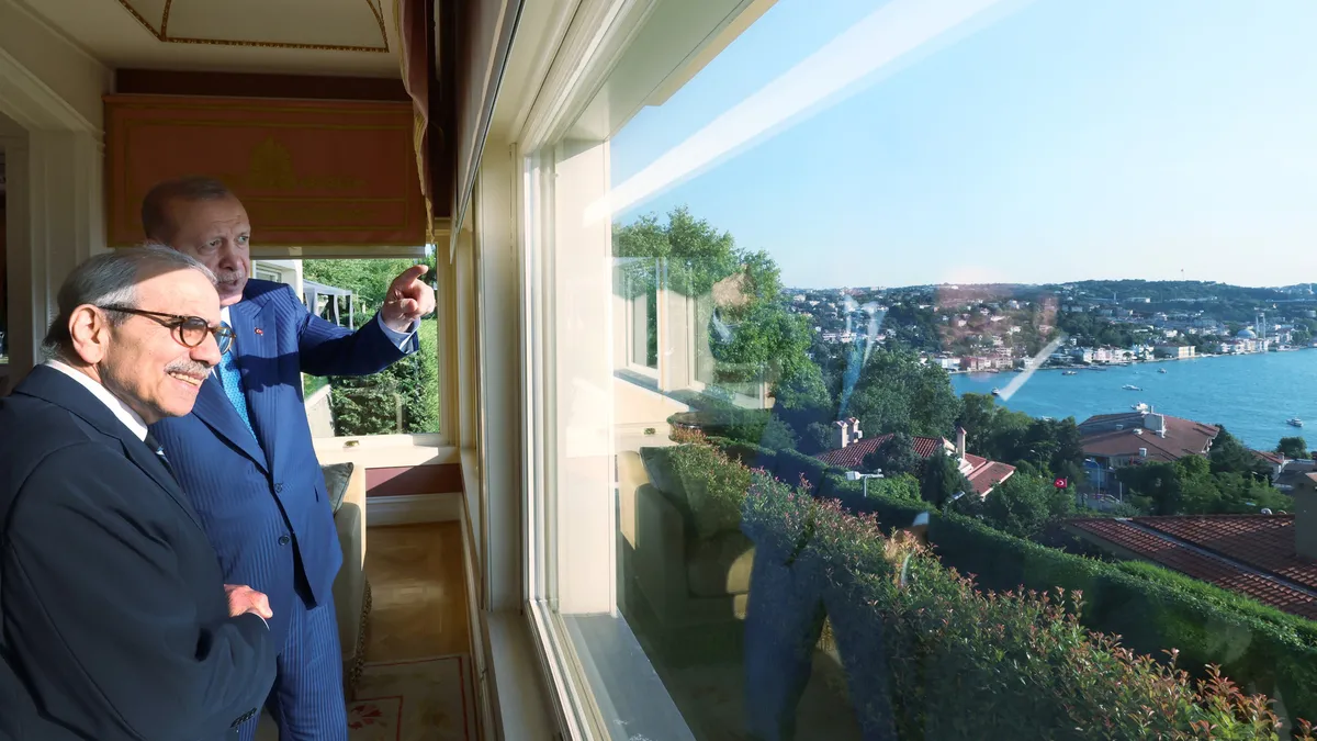 Başkan Erdoğan'dan Lübnan Başbakanı Selam'a anlamlı hediye! Dedesinin Osmanlı Meclisi anılarını takdim etti
