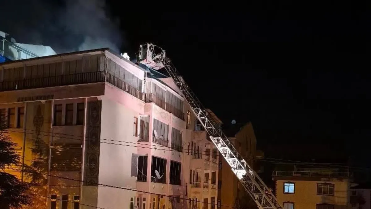 Polatlı'da gece yarısı çatı katı yangını paniğe neden oldu