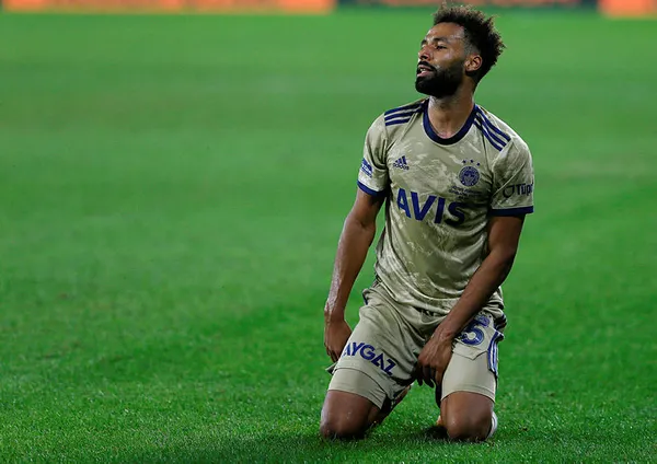 Fenerbahçe’ye derbi öncesi Nazım Sangare’den kötü haber!