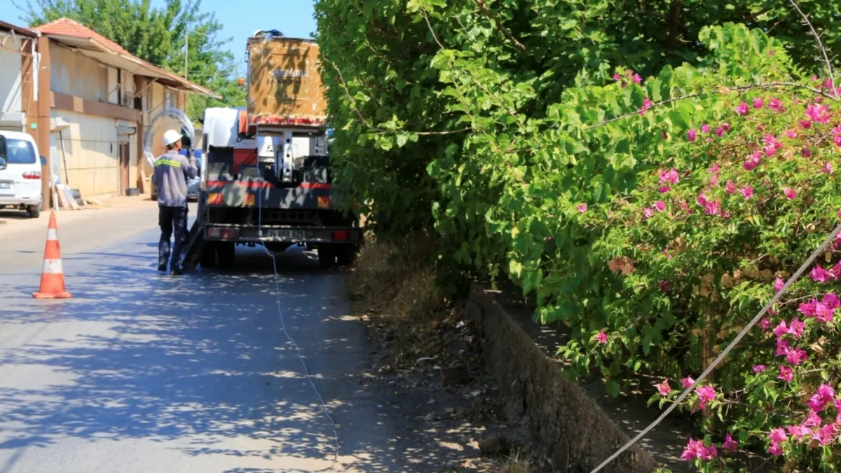 Elektrik direğinden kopan tel demir kapıya düştü, akıma kapılan adam yaralandı