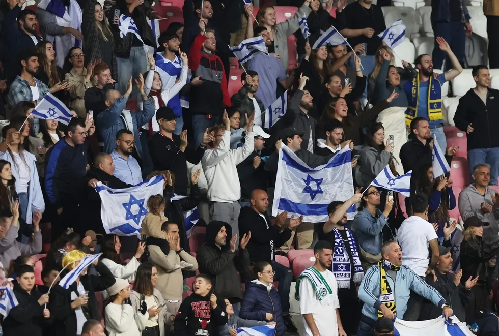 irlanda-maglubiyetini-hazmedemeyen-israil-taraftarlarindan-katliam-sebekesine-destek-slogani-1790614356022.jpg Soykırımı yeşil sahalara taşıdılar! Hezimeti hazmedemeyen İsrail taraftarlarından katliam şebekesine destek sloganı - 3