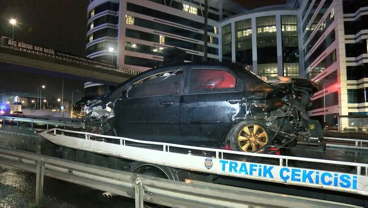 Son Dakika Istanbul Da Trafik Kazasi 1 Olu 2 Yarali