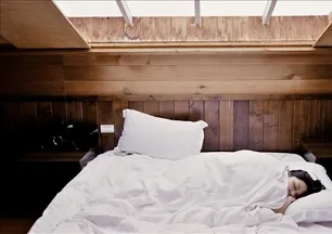 Gece sakın böyle uyumayın! Uzmanlar açıkladı: En kötü ve en iyi uyku pozisyonları