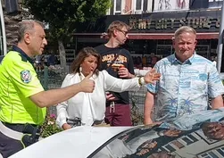 Kazada haklılığını anlatamayan Alman turiste vatandaşlar sahip çıktı