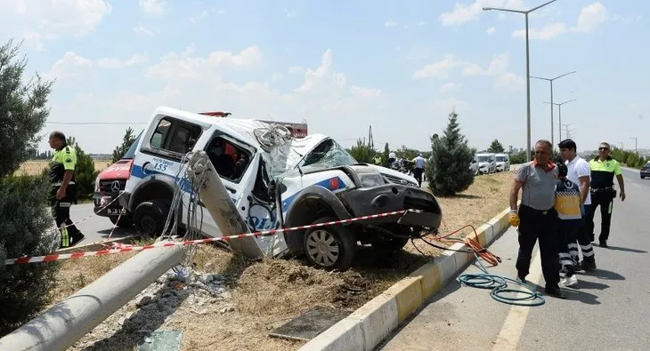 Uşak’ta polis aracı beton direğe çarptı: 1 şehit
