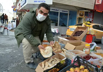 Hakkari'de yılın ilk mantarı piyasaya çıktı