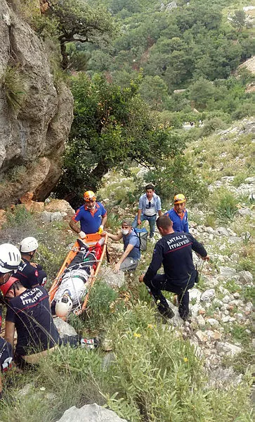 Antalya’da sarp arazide düşüp bacağını kıran adam 3 saatte kurtarıldı - 3