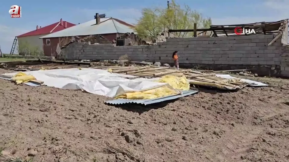 Adilcevaz’da fırtına çatıları uçurdu