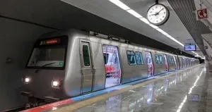 Metro durdu otobüs duraklarında yoğunluk!