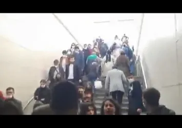 İstanbul'da öğrenciler Ekrem İmamoğlu'nu protesto etti! Ulaşıma gelen yüzde 40 zamdan sonra turnikelerden atlayarak geçtiler