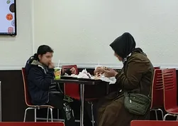 Burger King şubesinde skandal ayrımcılık! Anne ve kızına servis engeli: "İçeride yiyemezler"