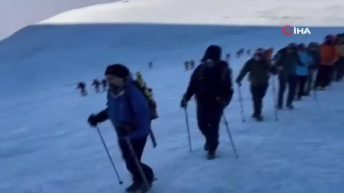 Ağrı Dağı'na zorlu tırmanış kamerada