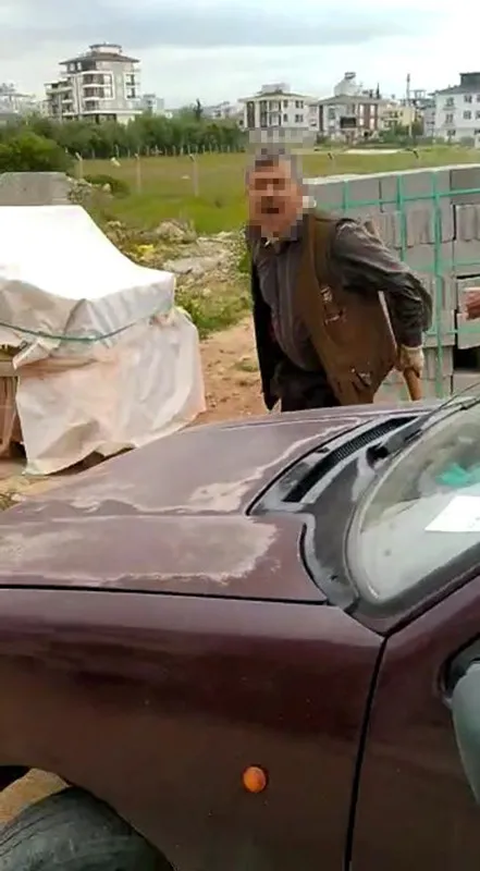 1682930521628.jpg Kiracı ile anlaşamayınca duvarı deldi! Kazma kürekle saldırdı kapıya asma kilit vurdu - 2