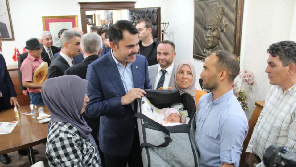 Yangında kaybettikleri evlerinin yenilerine kavuştular! 10 günlük bebeğiyle Bakan Murat Kurum'a teşekkür etti