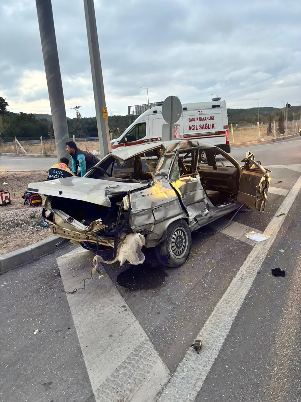 Çanakkale’de Troya Tüneli girişinde feci kaza: Otobüsle çarpışan otomobildeki 2 kişi hayatını kaybetti - 2