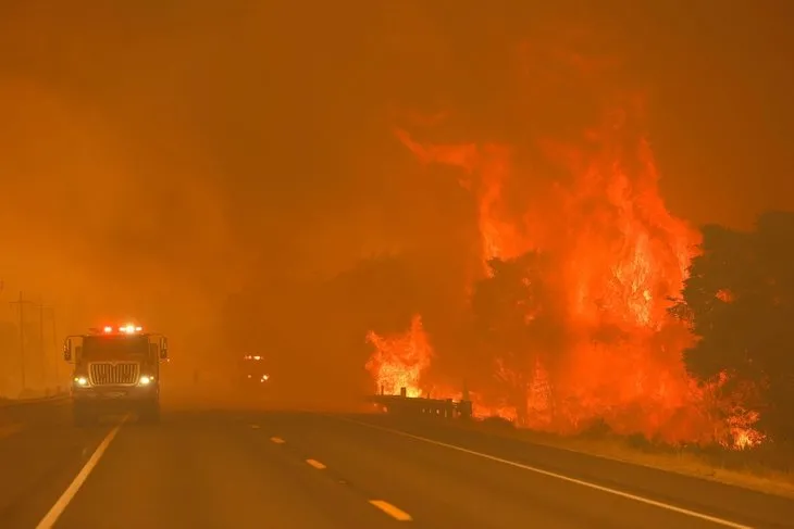 California yanıyor! En az 50 ev ve 200 bin hektarlık orman kül oldu