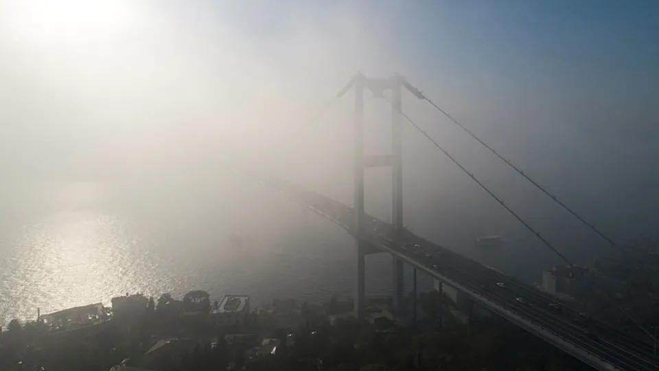 İstanbul güne böyle başladı! Sis boğazı kapattı
