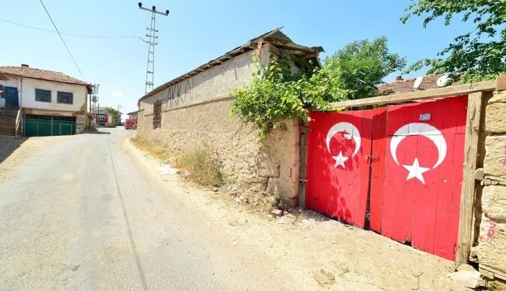Bu köyde her evin duvar ve kapısı Türk bayrağı ile boyanıyor