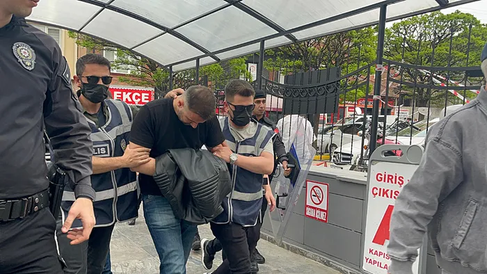 Eskişehir'de Kelime-i Tevhit bayrağına saldırı olayı | Gözaltına alınan saldırganın ifadesi ortaya çıktı! Uyarmaya gitmiş - 3