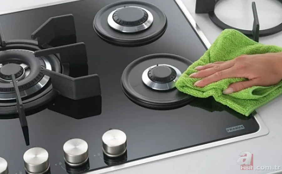 Siyah ocakta toz ve yağ lekesine son! Ovalamadan bir çırpıda tertemiz olacak! 1 kaşık eklemeniz yeterli! 5