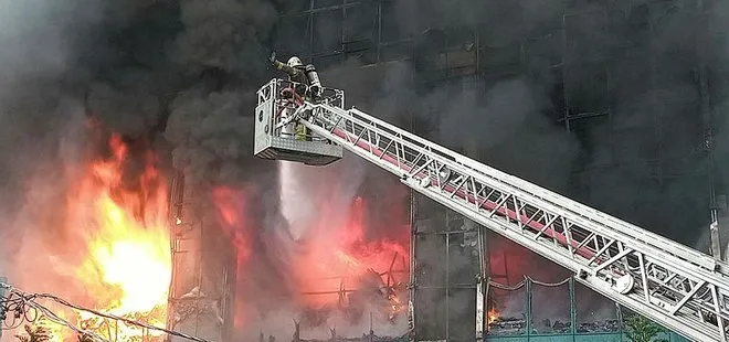Akit Medya Grubu binasında yangın! 11 katlı binadaki tekstil malzemeleri tutuştu! İşte yangından ilk görüntüler...