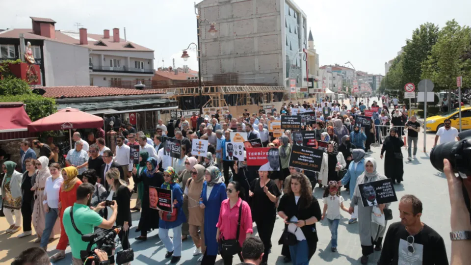CHP'nin ırkçı Bolu Belediye Başkanı Tanju Özcan'ın ahlaksız sözlerine büyük tepki! Kadınlar pankartlarla sokağa döküldü