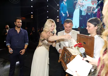 Seda Sayan’a sahnede çeyiz sandığı sürprizi