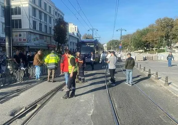 CHP belediyeciliği raydan çıktı! İstanbul'da yine tramvay arızası: Vatandaşlar yürümek zorunda kaldı