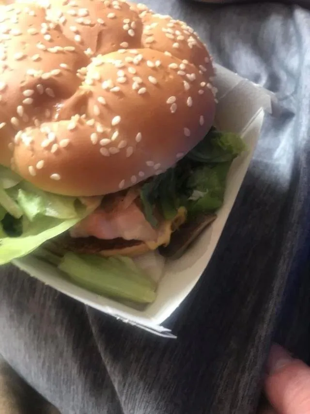 Ünlü fast- food zincirinde skandal olay! Az kalsın turşu diye yiyeceklerdi