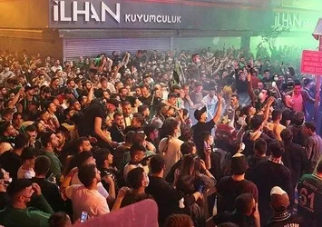 Kocaelispor'un şampiyonluk kutlamalarında talihsiz kaza! 2 futbolcu yaralandı...