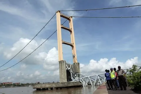 705 metrelik köprü çöktü