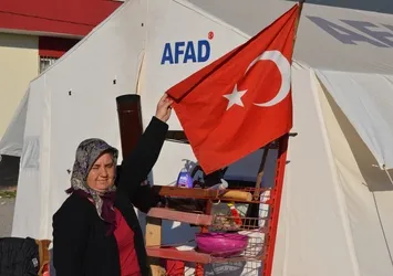 Enkazdan alıp çadırlarına astılar! Depremzede ailenin bayrak hassasiyeti herkesi duygulandırdı