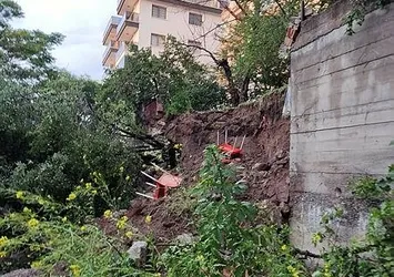 Ankara'da 4 katlı binanın istinat duvarı çöktü! Vatandaşlar panik yaşadı