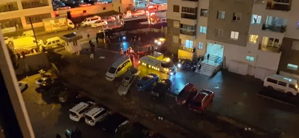 İzmir'de aşırı yağış sonrası istinat duvarı çöktü! 20 araç hasar gördü - 1