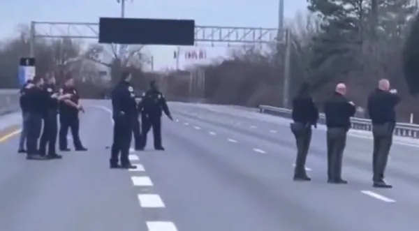 ABD polisi yol ortasında duran adamı infaz etti! 9 polis kurşun yağdırdı - 4