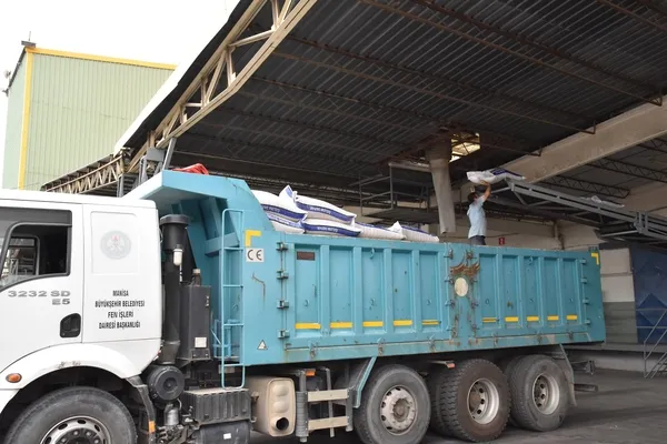 manisadan-yangin-bolgelerindeki-hayvanlar-icin-45-ton-yem-destegi-1628425986827.jpg Manisa’dan yangın bölgelerindeki hayvanlar için 45 ton yem desteği - 4