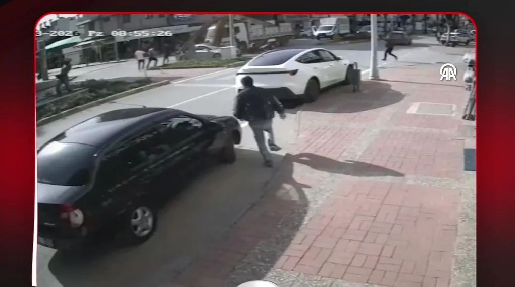 KAMYONDAKİ DEMİRLER OTOMOBİLE SAPLANDI