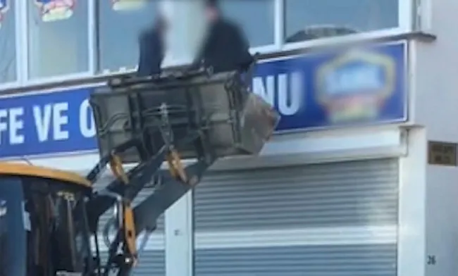 Şırnak’ta polis kumar oynanan oyun salonunu kepçeyle bastı - 2