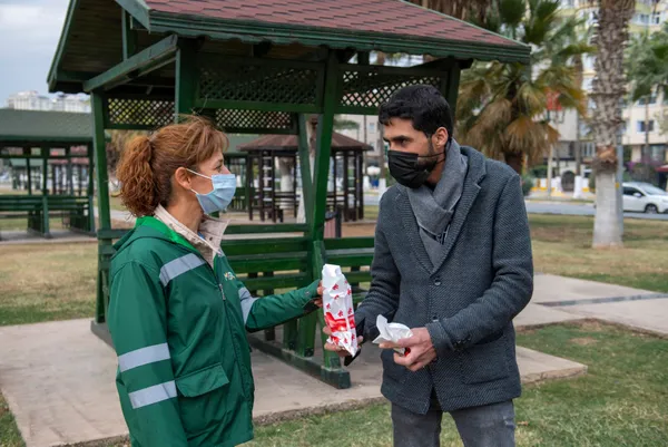 Temizlik yaparken buldu! İçinde 20 bin TL olan cüzdanı sahibine teslim etti - 1