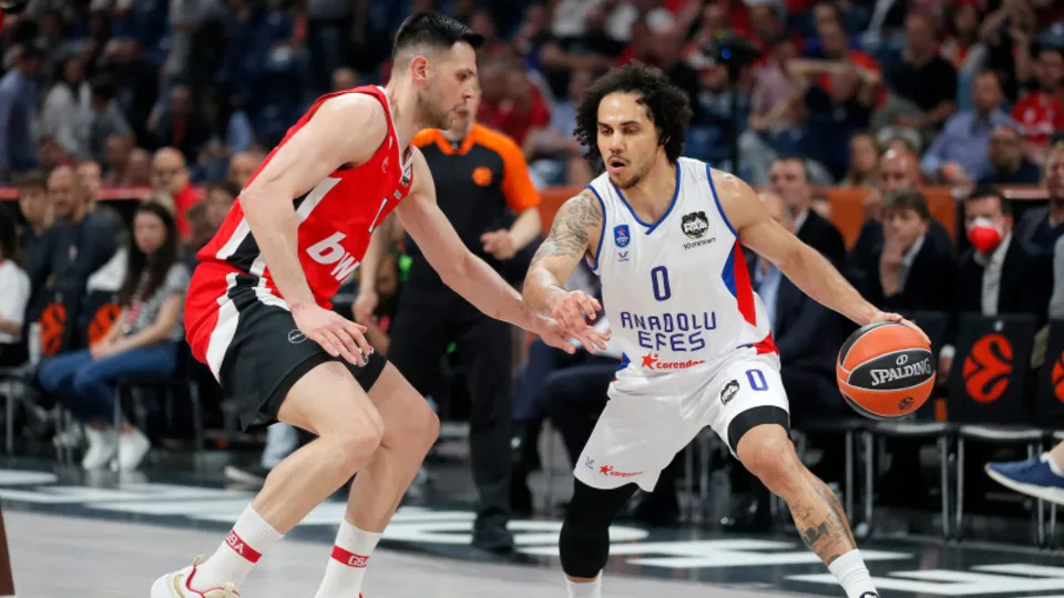 Anadolu Efes Olympiakos'u yenerek THY Avrupa Ligi'nde finale yükseldi