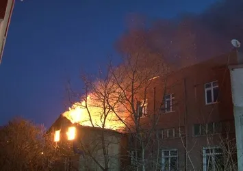 Beykoz’da iki bina alev alev yandı