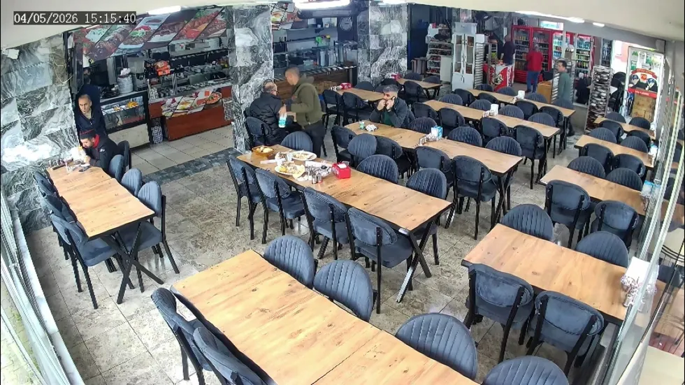 basaksehirde-yiyip-icip-hesap-odemeden-kactilar-dukkan-sahipleri-isyanda-yakalasaydim-agzini-burnunu-kirardim-1777975271058.jpeg Başakşehir'de yiyip içip hesap ödemeden kaçtılar! Dükkan sahipleri isyanda: Yakalasaydım ağzını burnunu kırardım - 1
