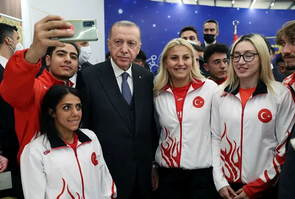 baskan-erdogandan-sporcularla-duzenlenen-iftar-programinda-onemli-aciklamalar-1650482037336.jpg Başkan Erdoğan'dan sporcularla düzenlenen iftar programında önemli açıklamalar - 4