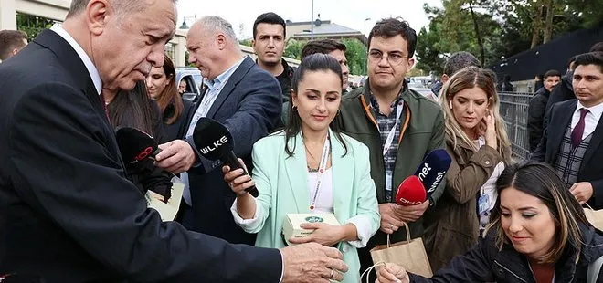 Başkan Erdoğan, basın mensuplarına kandil simidi ikram etti
