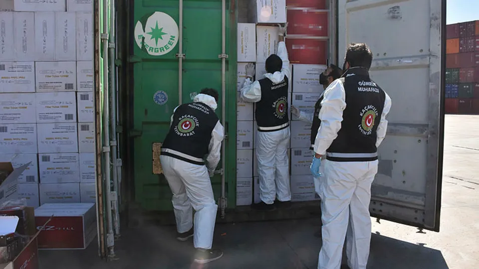 İzmir'de 37 milyon 190 bin adet kaçak sigara kağıdı ele geçirildi