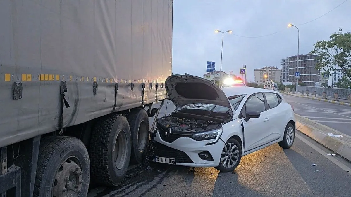 Pendik'te araç kontrolden çıktı kamyonun altına girdi: 2 yaralı