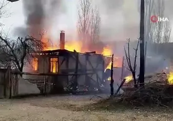 Bolu'da ev ve ahır alev alev yandı