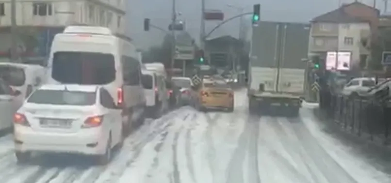 Tuzla’da korkutan köpük! Beyaz örtü yolları sardı