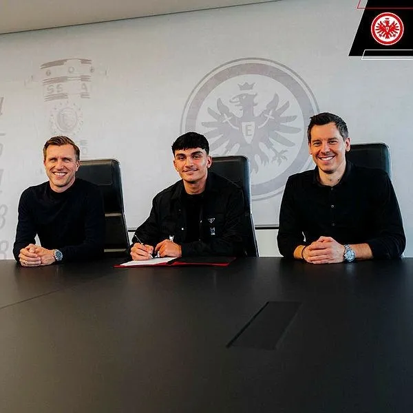 Milli futbolcu Can Uzun’dan Eintracht Frankfurt’a 5 yıllık imza