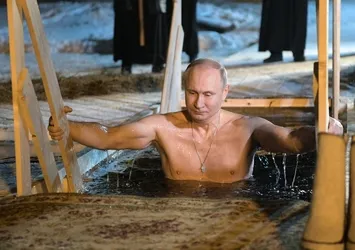 Vladimir Putin buz gibi suya böyle girdi!
